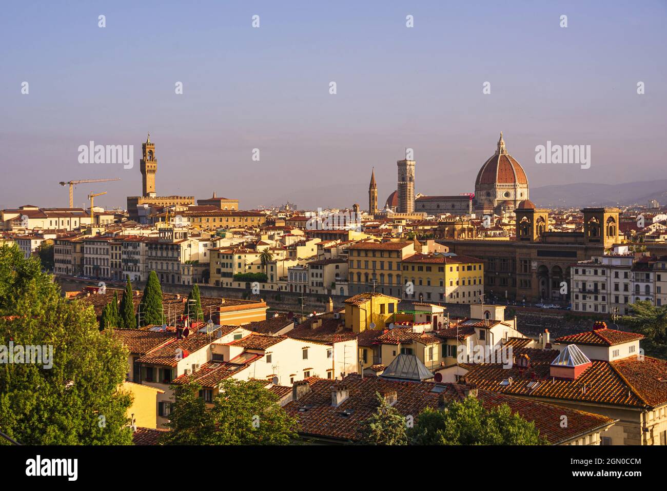 Foto della cattedrale di Santa Maria del Fiore e della torre del Vecchio al tramonto a Firenze Foto Stock