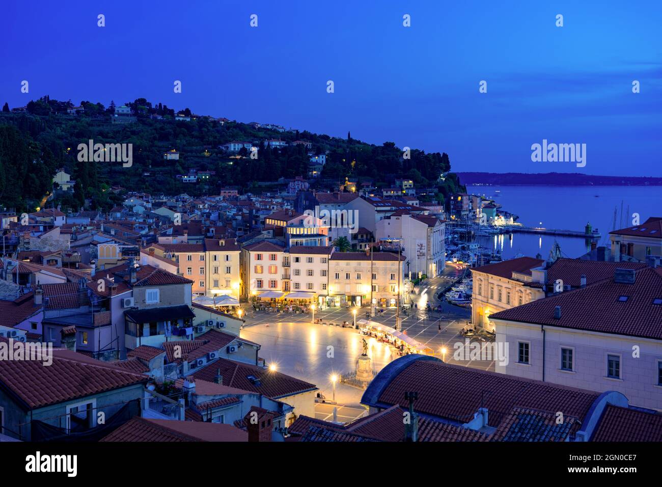 Bellissimo tramonto a Pirano con piazza Tartini di notte con le luci della città Foto Stock