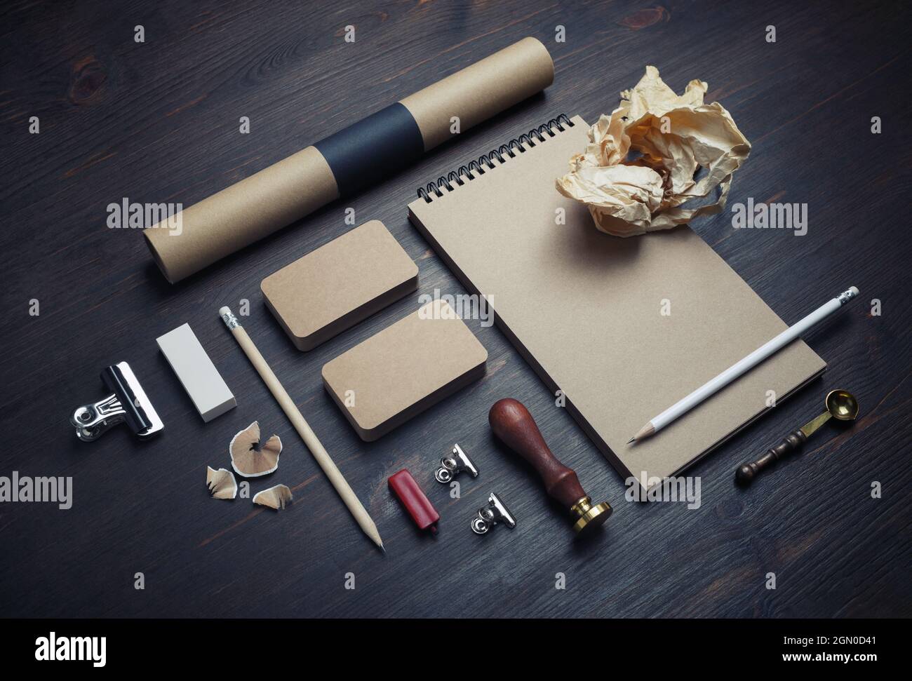 Cancelleria aziendale vintage bianca posta su sfondo tavola in legno. Modello di identità aziendale. Design dinamico. Foto Stock
