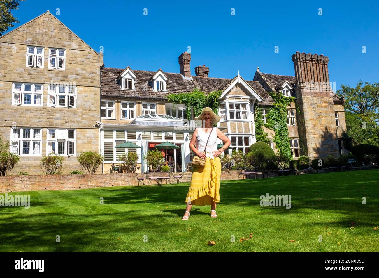 Woman Outside Ockenden Manor Hotel a Cuckfield vicino Haywards Heath , Sussex , Inghilterra , Regno Unito Foto Stock