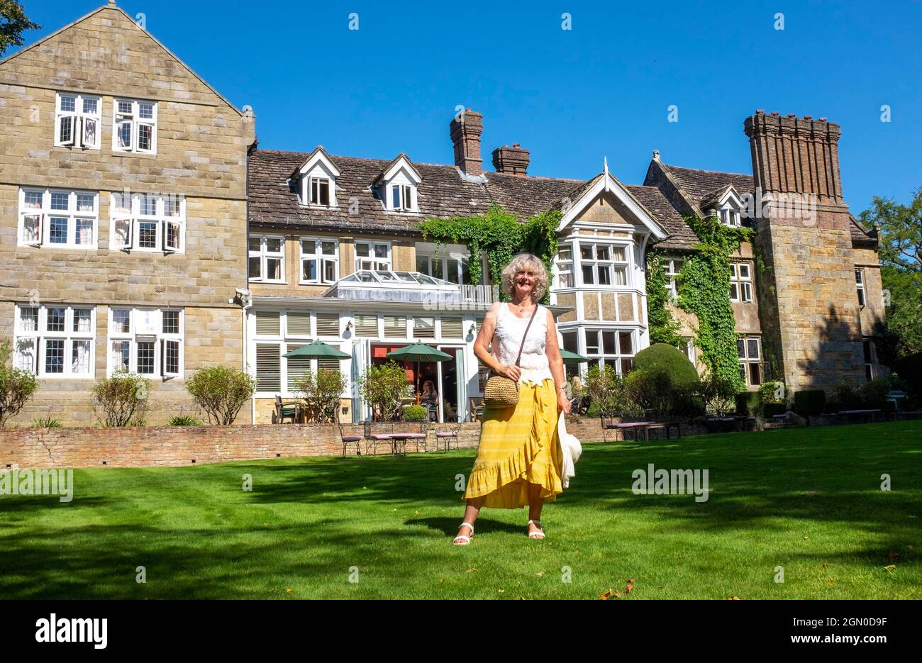 Woman Outside Ockenden Manor Hotel a Cuckfield vicino Haywards Heath , Sussex , Inghilterra , Regno Unito Foto Stock