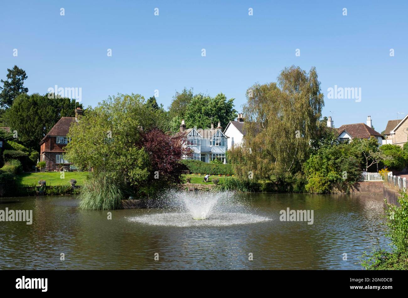 Lindfield stagno e fontana vicino Haywards Heath , Sussex , Inghilterra , Regno Unito Foto Stock