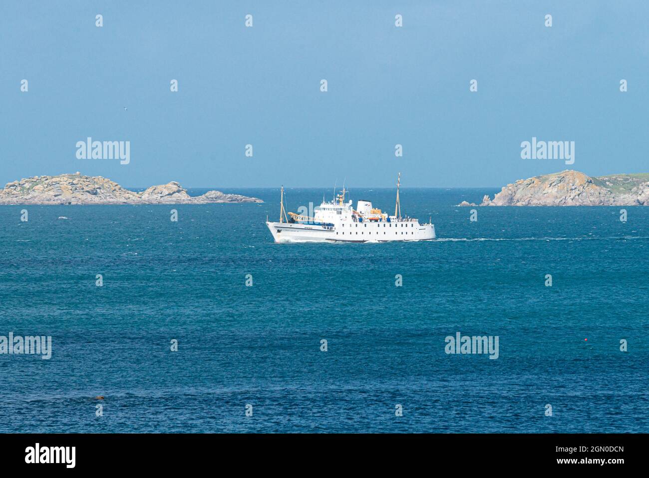 RMV Scillonian III al largo della costa di Santa Maria, Isole di Scilly Foto Stock