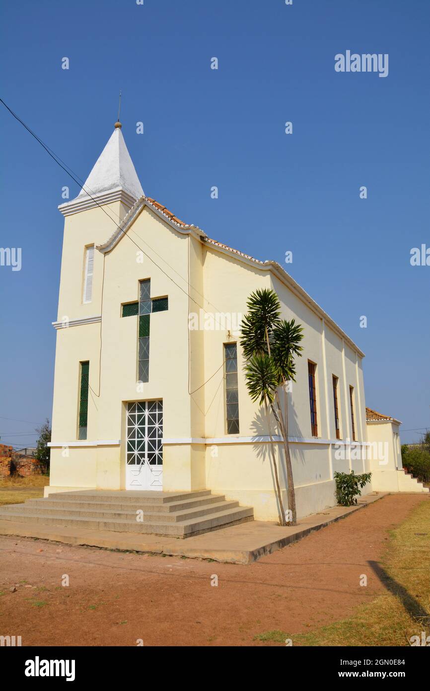 Angola; Provincia di Huila; intorno a Huila; Chiesa del villaggio sulla strada per Huila Foto Stock