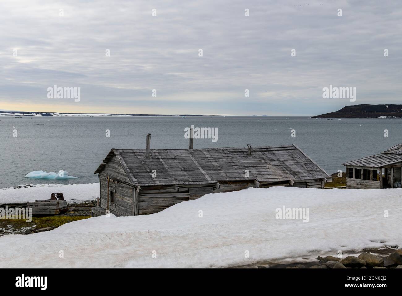 La ricerca russa e la spedizione polare si fondano nella baia di Tikhaya (Tikhaya Bukhta) sull'arcipelago Franz Josef Land. Edifici in legno in Artico. Foto Stock