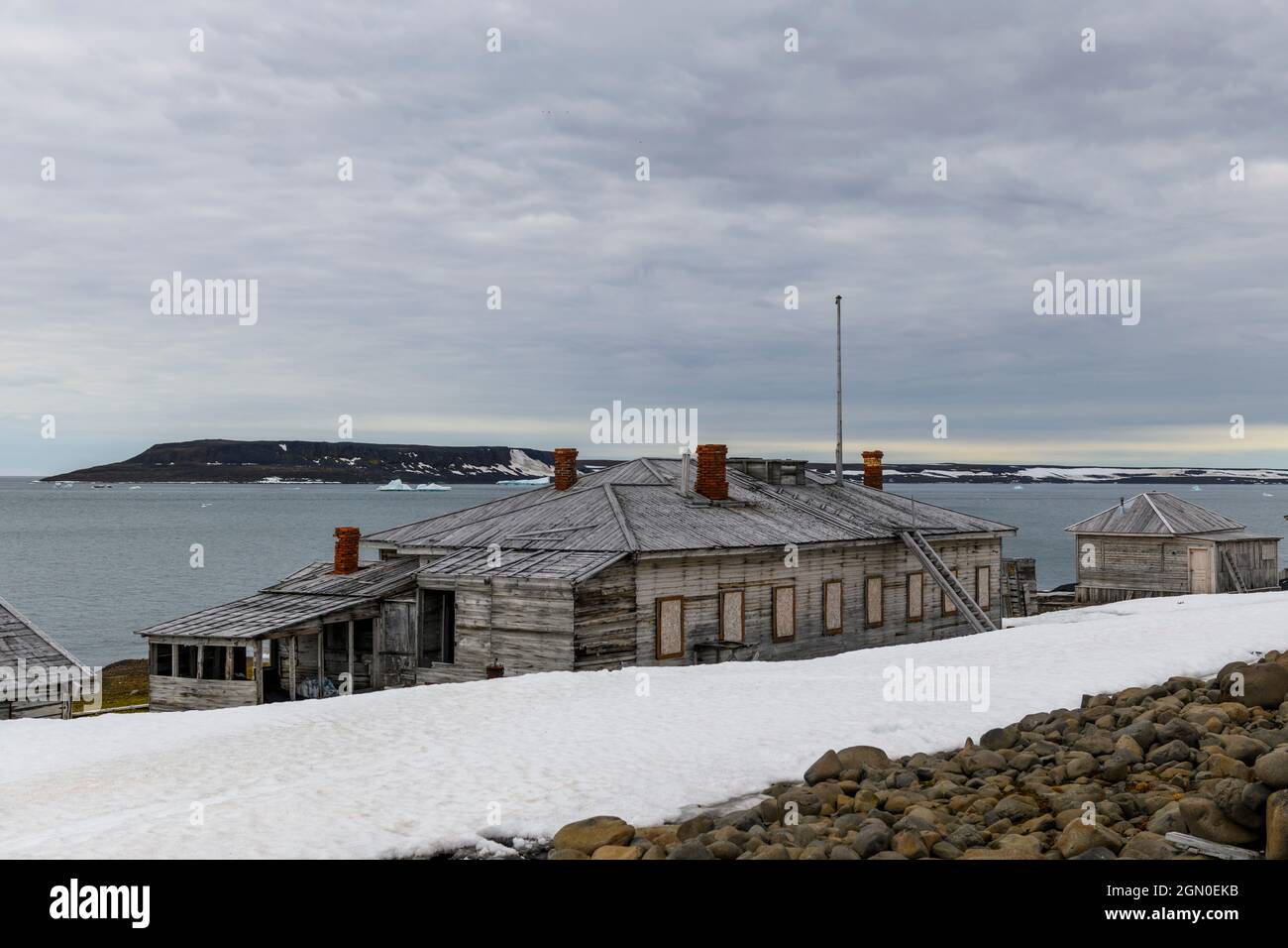 La ricerca russa e la spedizione polare si fondano nella baia di Tikhaya (Tikhaya Bukhta) sull'arcipelago Franz Josef Land. Edifici in legno in Artico. Foto Stock