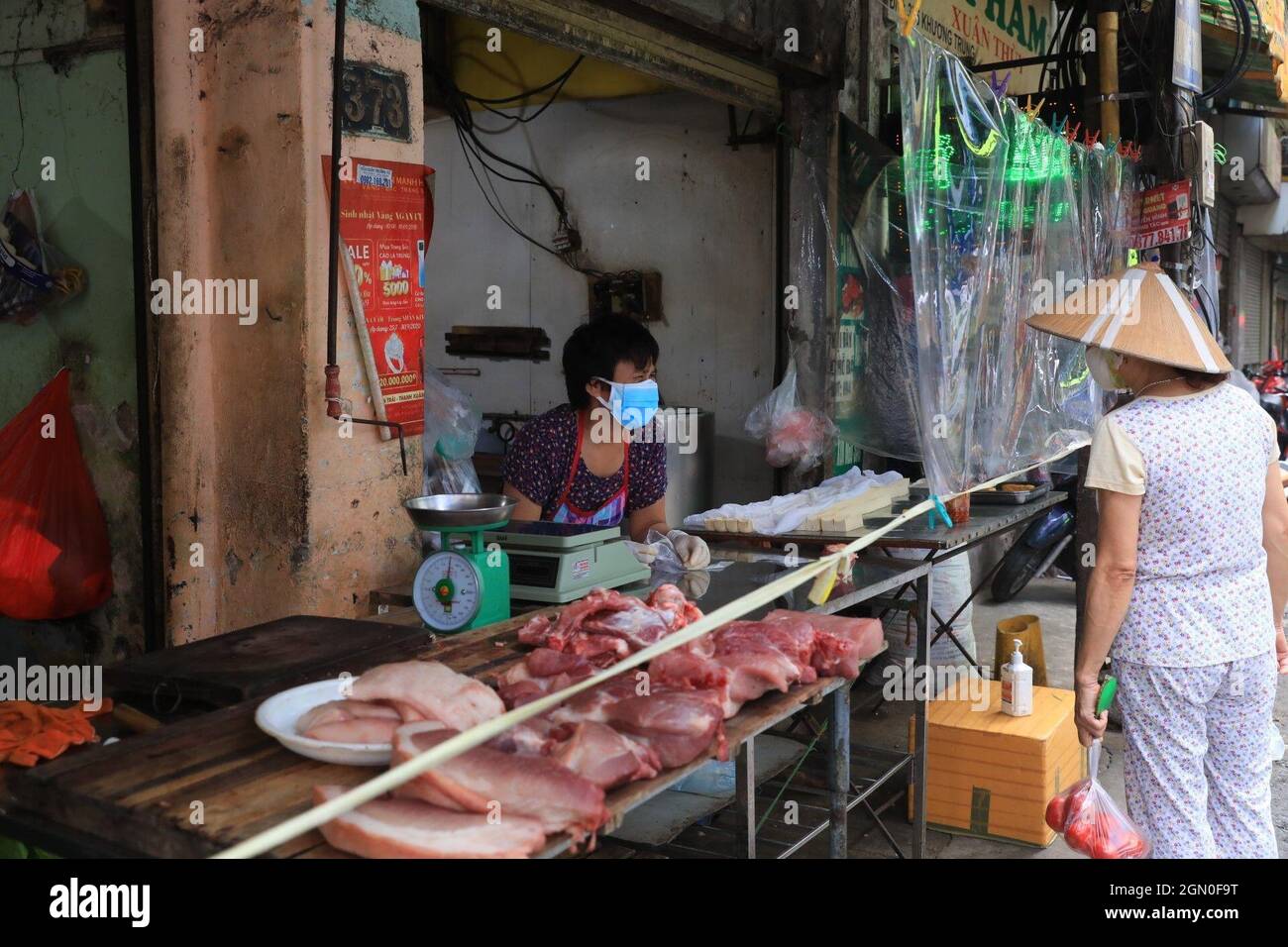 Hanoi, Vietnam. 21 settembre 2021. La gente è vista in un mercato riaperto ad Hanoi, capitale del Vietnam, 21 settembre 2021. Servizi non essenziali, tra cui saloni per capelli e ristoranti in tutta la capitale vietnamita Hanoi ha riaperto il Martedì a causa delle restrizioni di allentamento della città su COVID-19. Credit: VNA/Xinhua/Alamy Live News Foto Stock