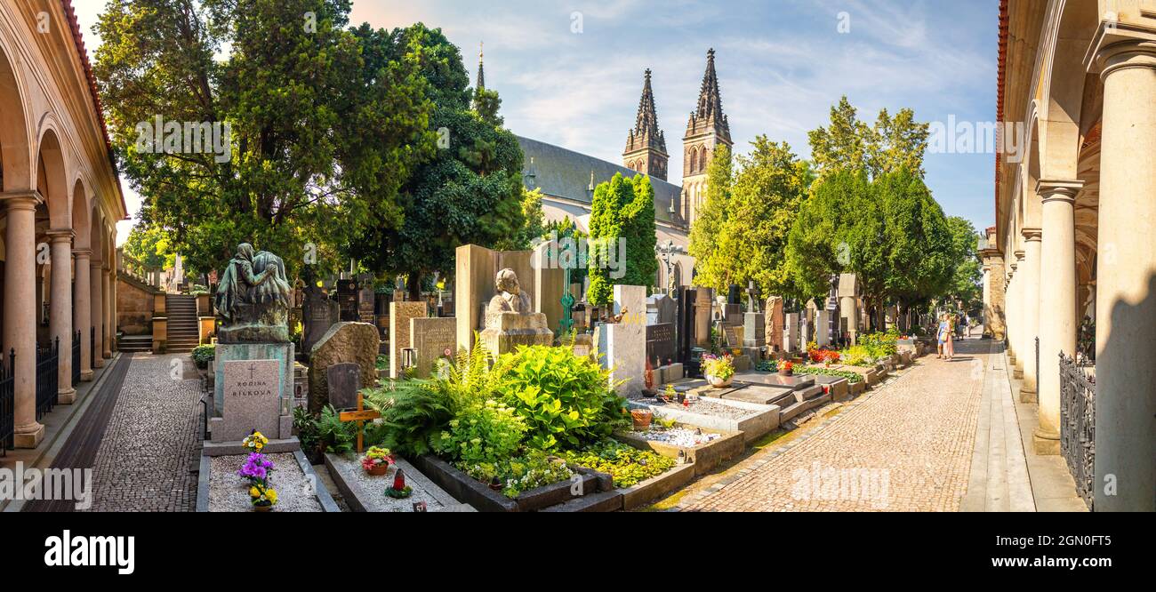 Cimitero di Vysehrad, Praga, repubblica Ceca - panorama del cimitero con portici e tombe di personaggi famosi Foto Stock