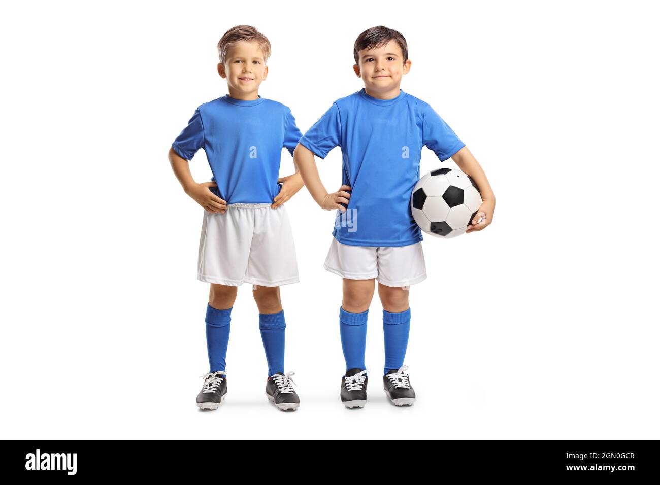 Ragazzi con una palla da calcio in posa e sorridente a macchina fotografica isolato su sfondo bianco Foto Stock
