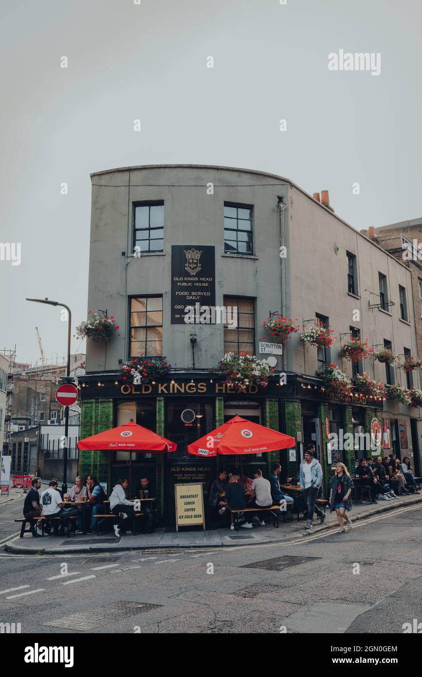 Londra, Regno Unito - 03 settembre 2021: Persone ai tavoli all'aperto del pub Old Kings Head a East End di Londra, un'area alla moda che ospita una serie di metri Foto Stock