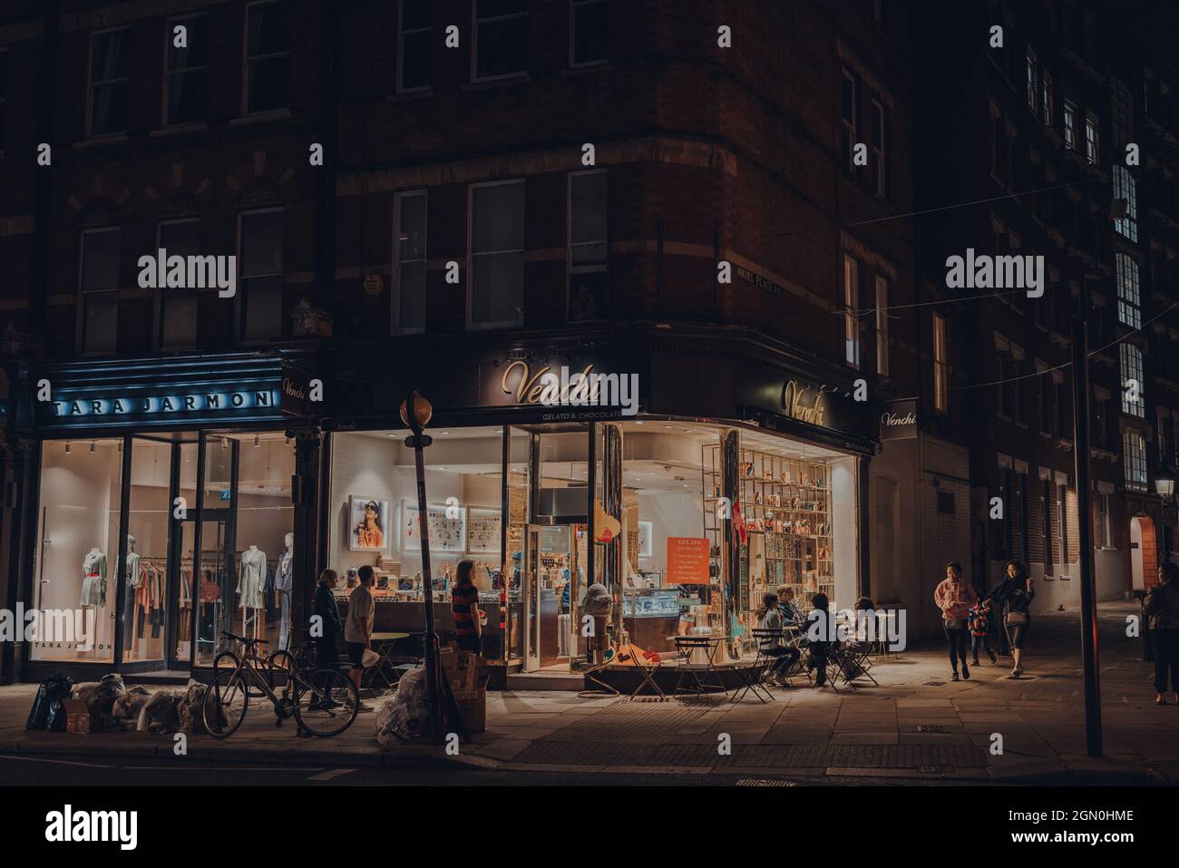 Londra, UK - 03 settembre 2021: Persone al di fuori della gelateria Venchi di Hampstead, una zona ricca di Londra favorita da artisti e media figures, Foto Stock