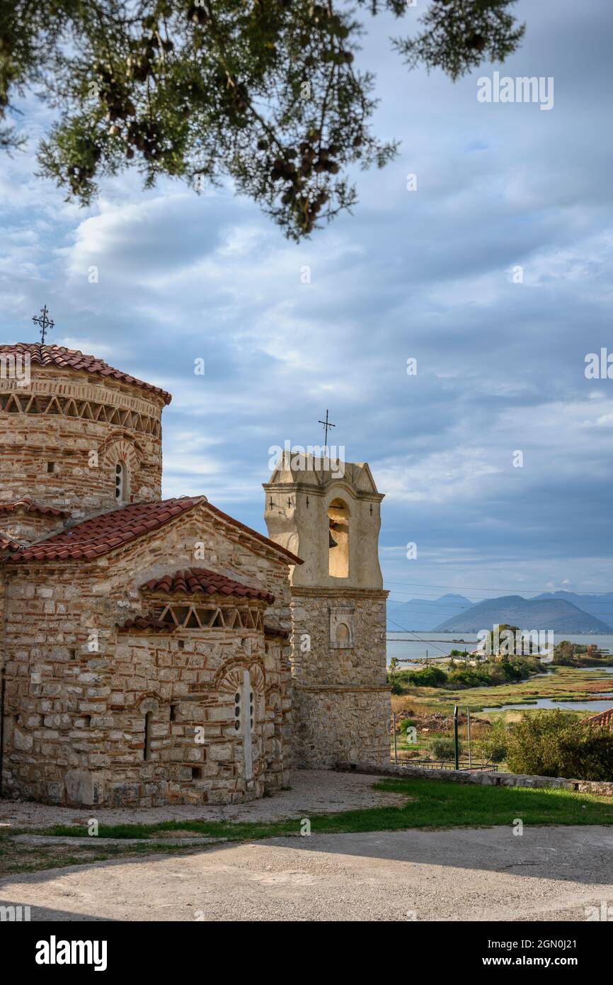 Il piccolo 10 cen. Chiesa bizantina di Panagia Koronisias nel villaggio di Koronisia sull'isola di Koronisia con il Golfo Ambraciano sullo sfondo Foto Stock