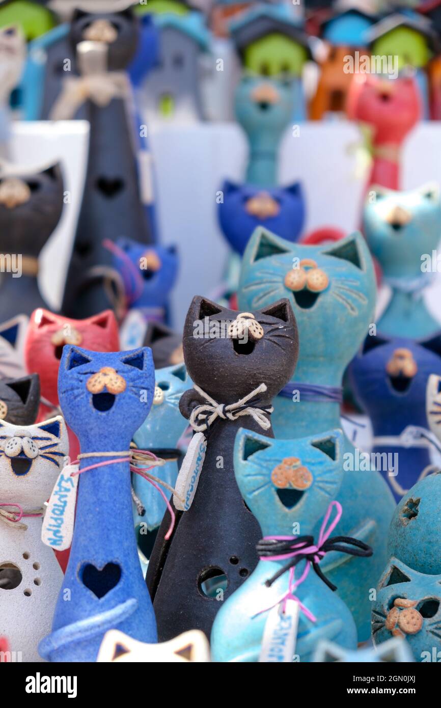 Foto verticale di gatti in ceramica in mostra per la vendita a Santorini, Grecia Foto Stock