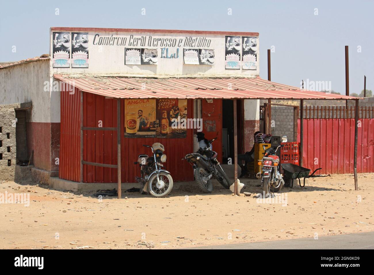 Angola; parte meridionale della provincia di Cunene; negozio di alimentari stradale; sulla strada nazionale EN110 vicino Xangongo Foto Stock