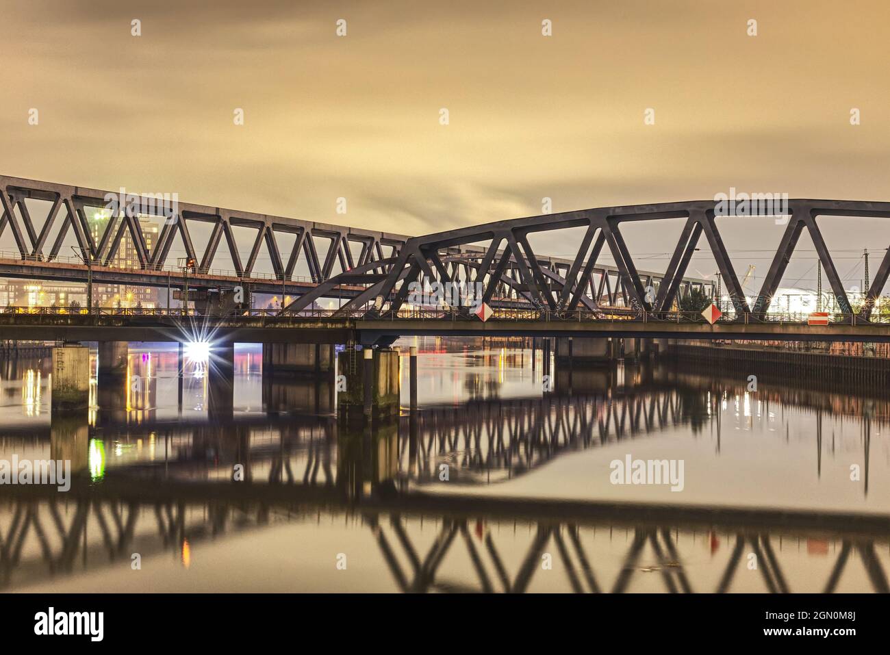 foto notturna panoramica del ponte ferroviario di notte Foto Stock