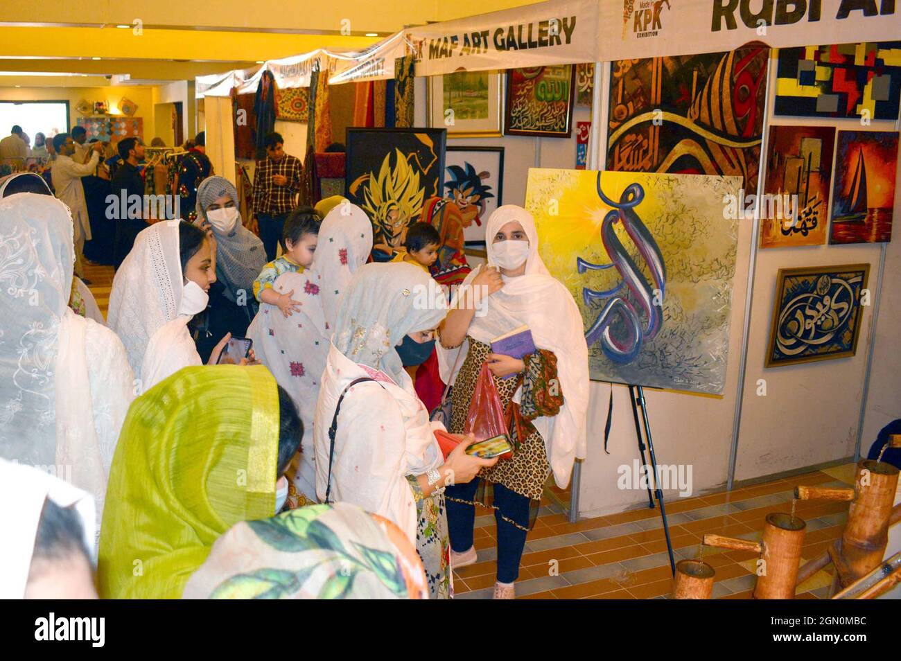I visitatori si interessano molto alle bancarelle durante il Made in Khyber Pakhtunkhwa Exhibition Expo 2021 organizzato dalla Camera di Commercio e industria delle Donne (WCCI) che si è tenuta a Peshawar martedì 21 settembre 2021. Foto Stock