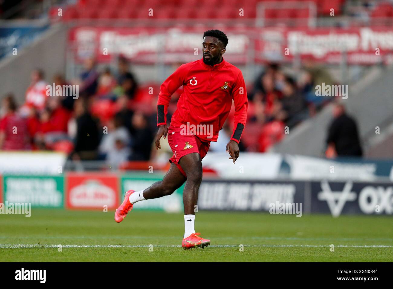 Doncaster, Regno Unito. 21 settembre 2021. Jordy Hiwula #17 di Doncaster Rovers si riscalda prima della partita a Doncaster, Regno Unito il 21/2021. (Foto di ben Early/News Images/Sipa USA) Credit: Sipa USA/Alamy Live News Foto Stock