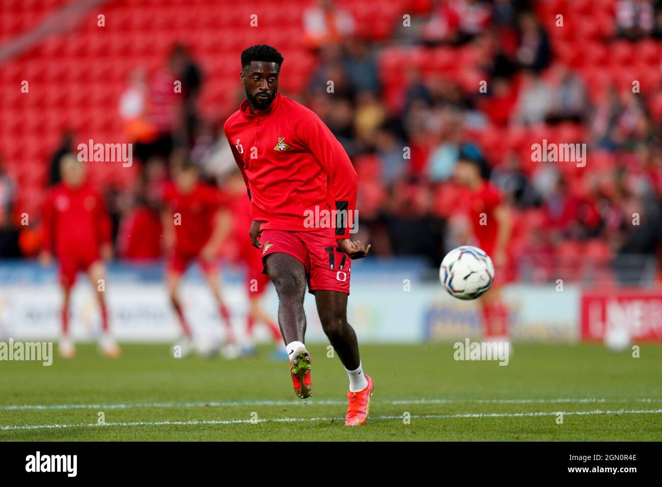 Doncaster, Regno Unito. 21 settembre 2021. Jordy Hiwula #17 di Doncaster Rovers si riscalda prima della partita a Doncaster, Regno Unito il 21/2021. (Foto di ben Early/News Images/Sipa USA) Credit: Sipa USA/Alamy Live News Foto Stock