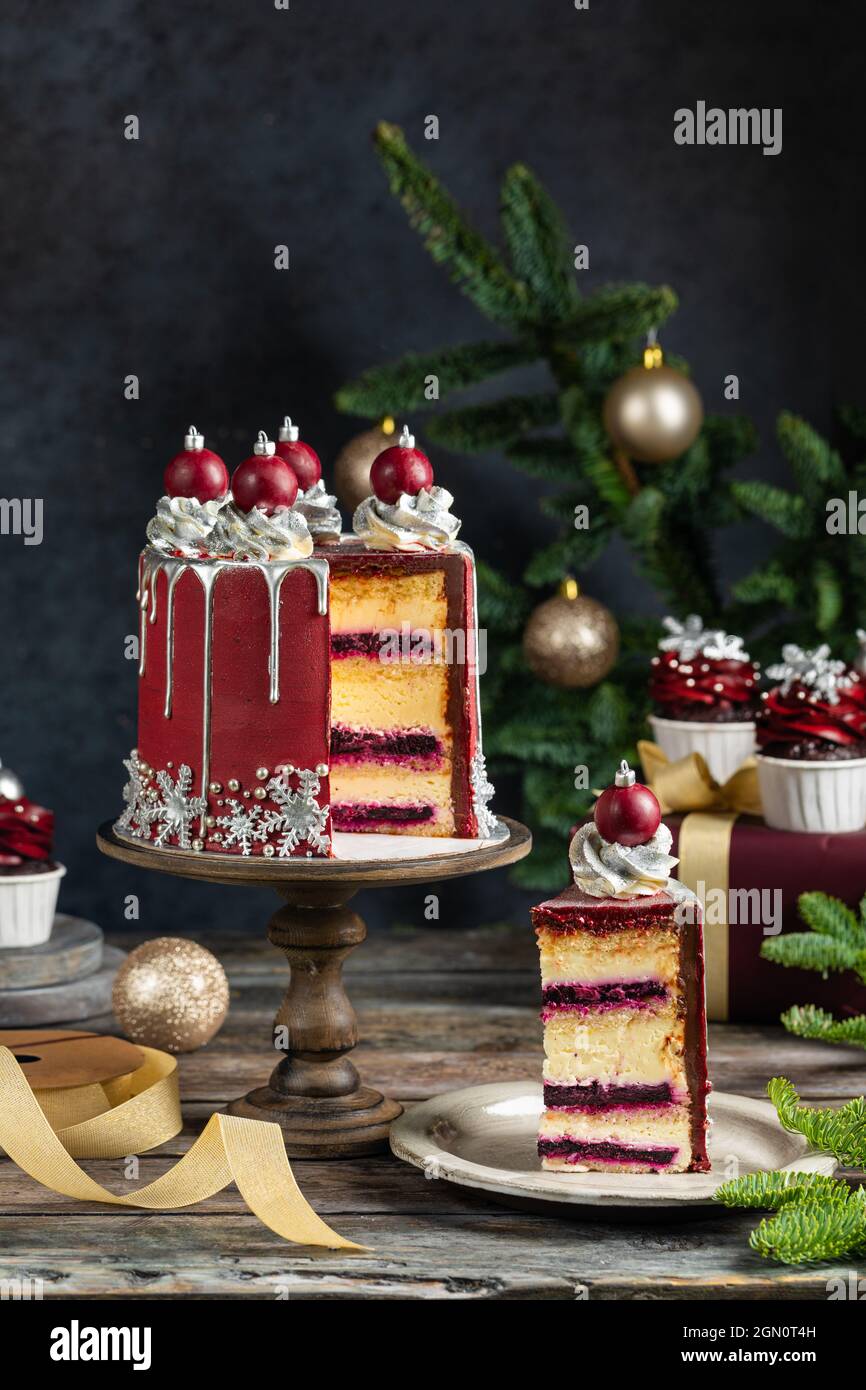 Grande torta natalizia di Capodanno decorata con palle dolci e fiocchi di  neve, cupcake e muffin su sfondo rustico, cartolina o auto invito Foto  stock - Alamy