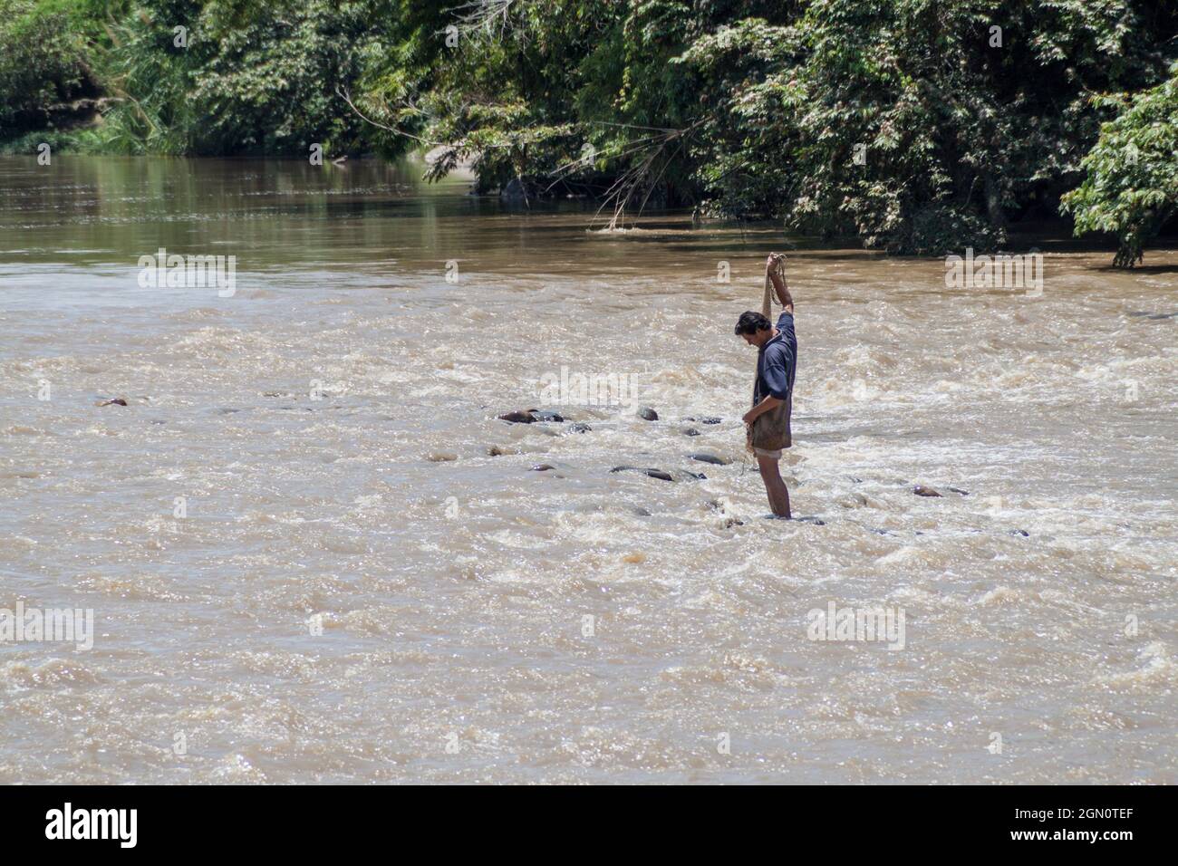 SAN GIL, COLOMBIA - 17 SETTEMBRE 2015: Il pescatore cattura un pesce a San Gil, Colombia Foto Stock