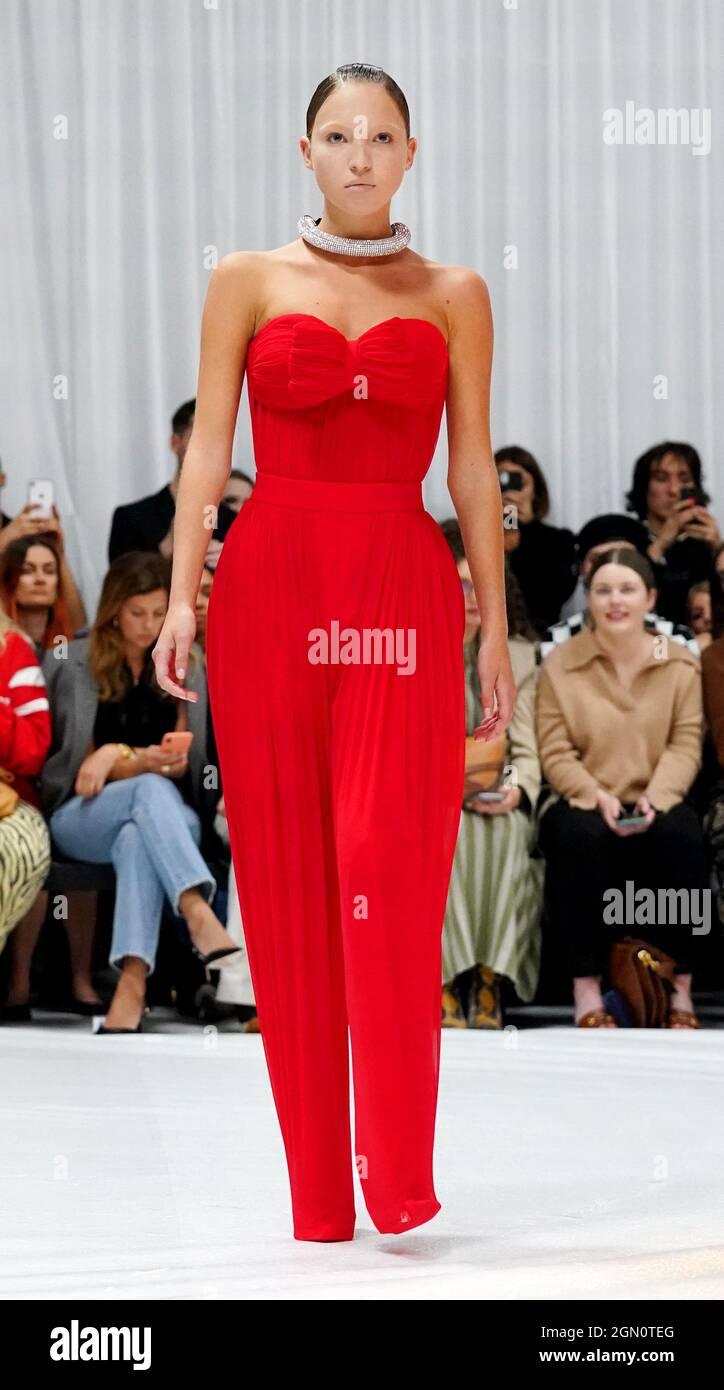 Il modello Lila Grace Moss appare sulla passerella durante la London Fashion Week 2021 Richard Quinn show tenuto presso il Londoner Hotel, Leicester Square, Londra. Data foto: Martedì 21 settembre 2021. Foto Stock