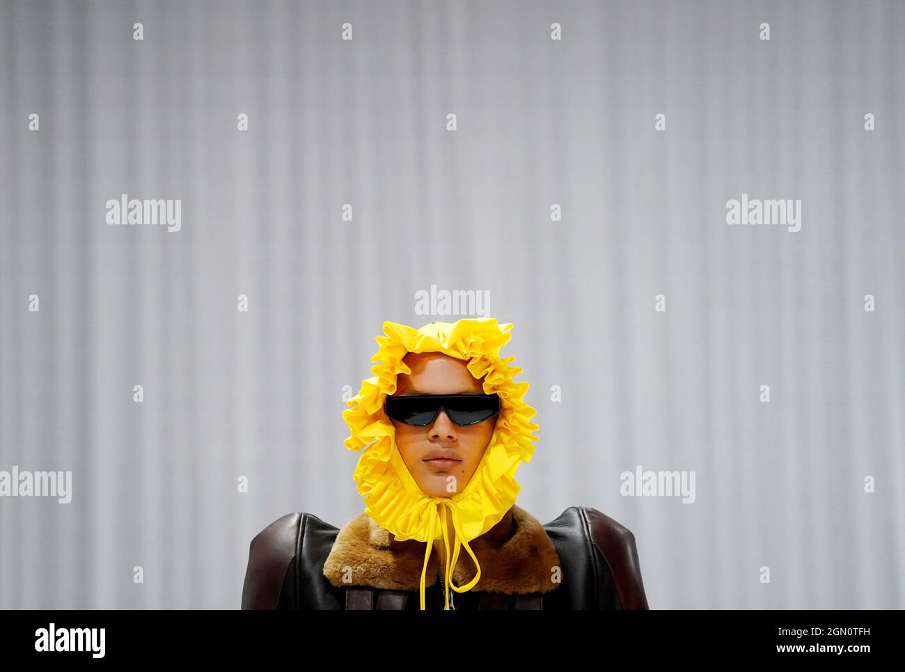 I modelli appaiono sulla passerella durante la London Fashion Week 2021 Richard Quinn show tenuto al Londoner Hotel, Leicester Square, Londra. Data foto: Martedì 21 settembre 2021. Foto Stock