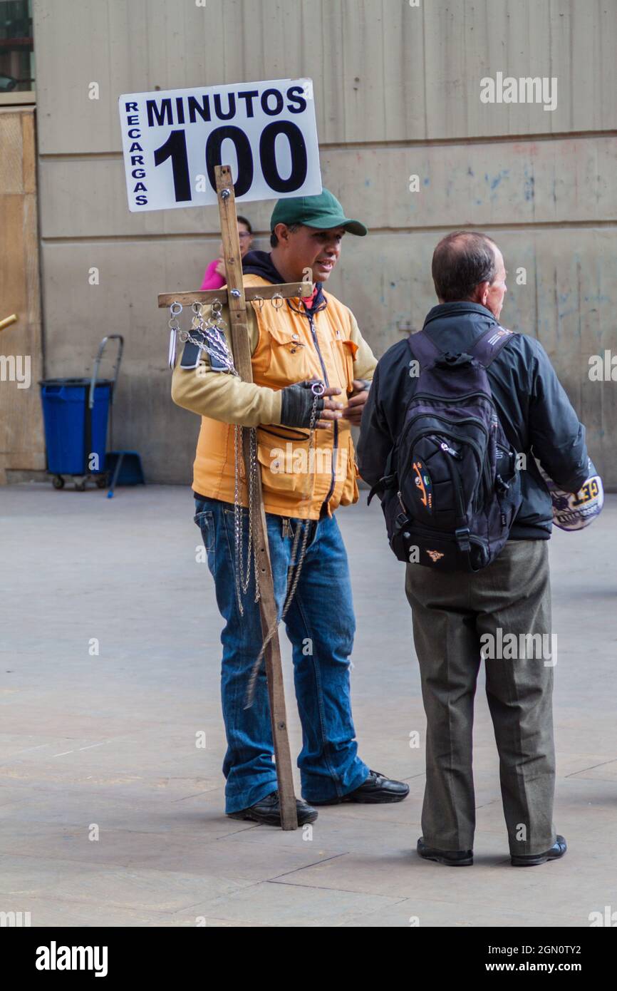 BOGOTA, COLOMBIA - 24 SETTEMBRE 2015: L'uomo offre le telefonate per 100 pesos nel centro di Bogota. Foto Stock