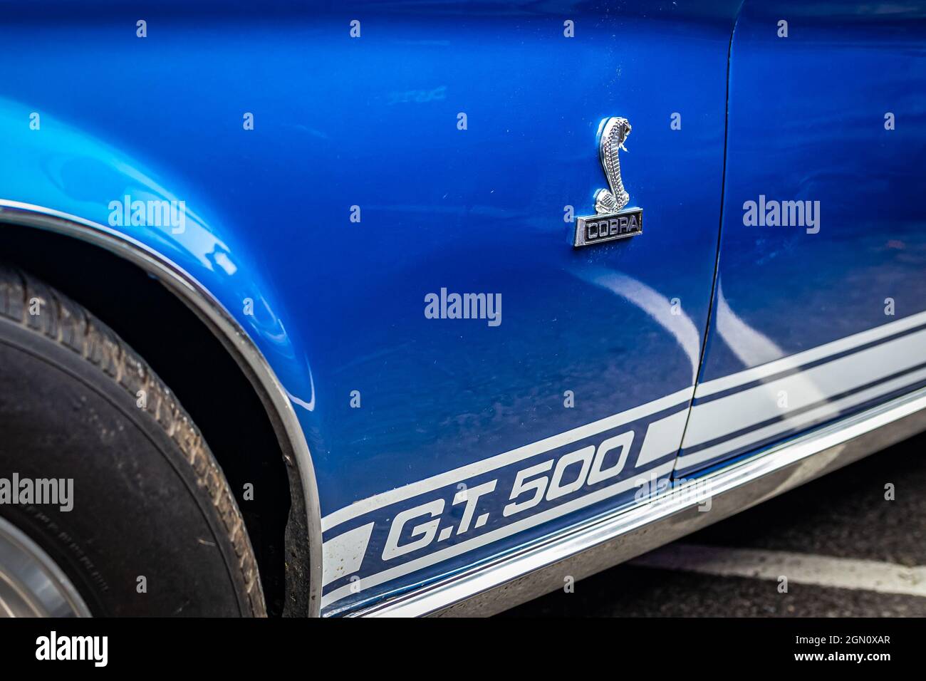 Virginia City, NV - 31 luglio 2021: Shelby Cobra GT500 Fender Emblem dettaglio su una Ford Mustang 1968 visto ad una mostra di auto locale. Foto Stock