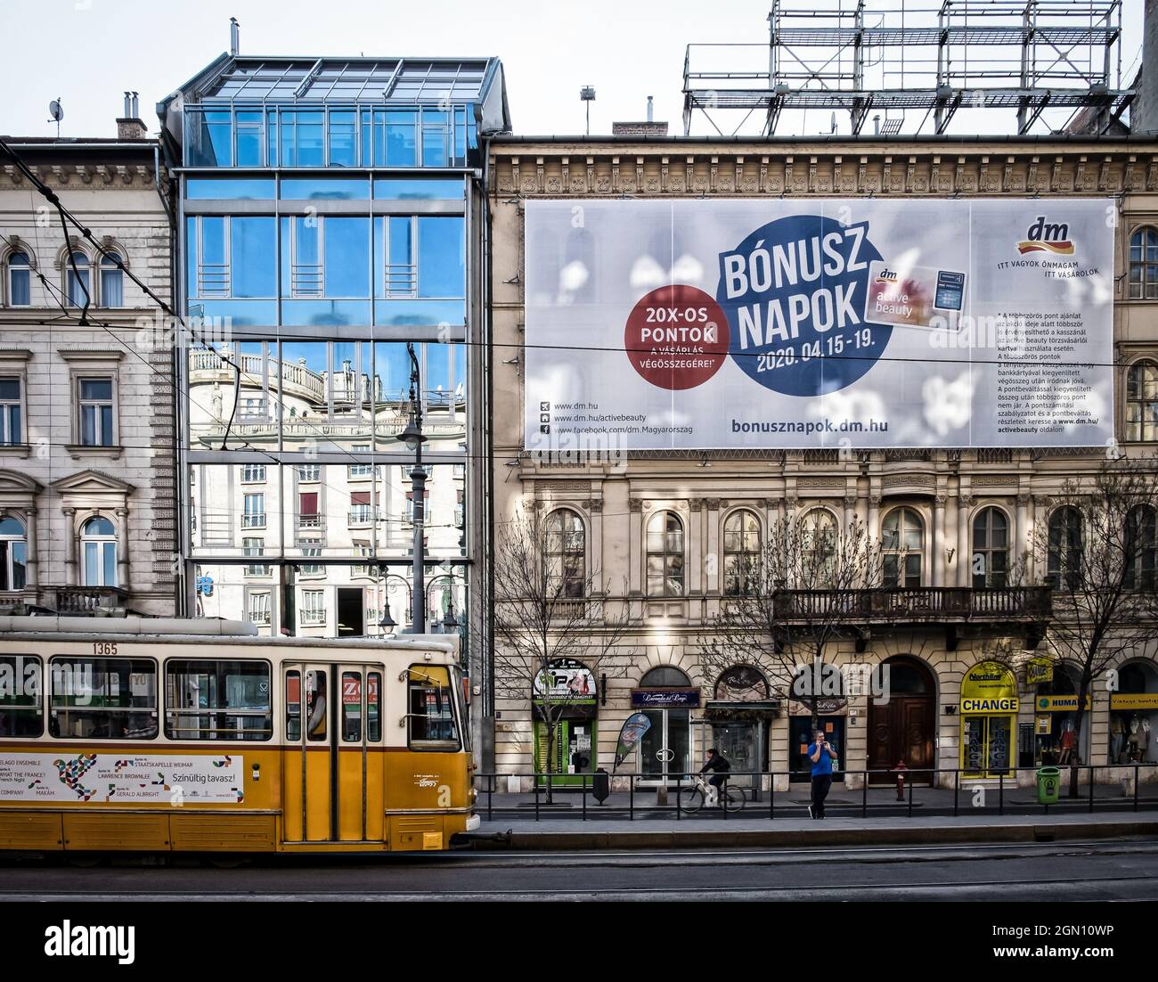 Ungheria, Budapest, marzo 2020, scena urbana sul korut Karoly Foto Stock