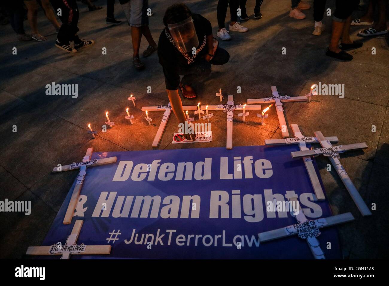 21 settembre 2021: Una donna accende una candela durante una protesta in commemorazione dell'anniversario della legge marziale del 1972 a Manila, Filippine. Settembre 21, 2021. Vari gruppi hanno segnato il 49° anniversario della dichiarazione di legge marziale da parte del dittatore filippino Ferdinand Marcos con un grido contro l'attuale governo che dicono ha tendenze autoritarie e violazioni dei diritti umani (Credit Image: © Basilio Sepe/ZUMA Press Wire) Foto Stock