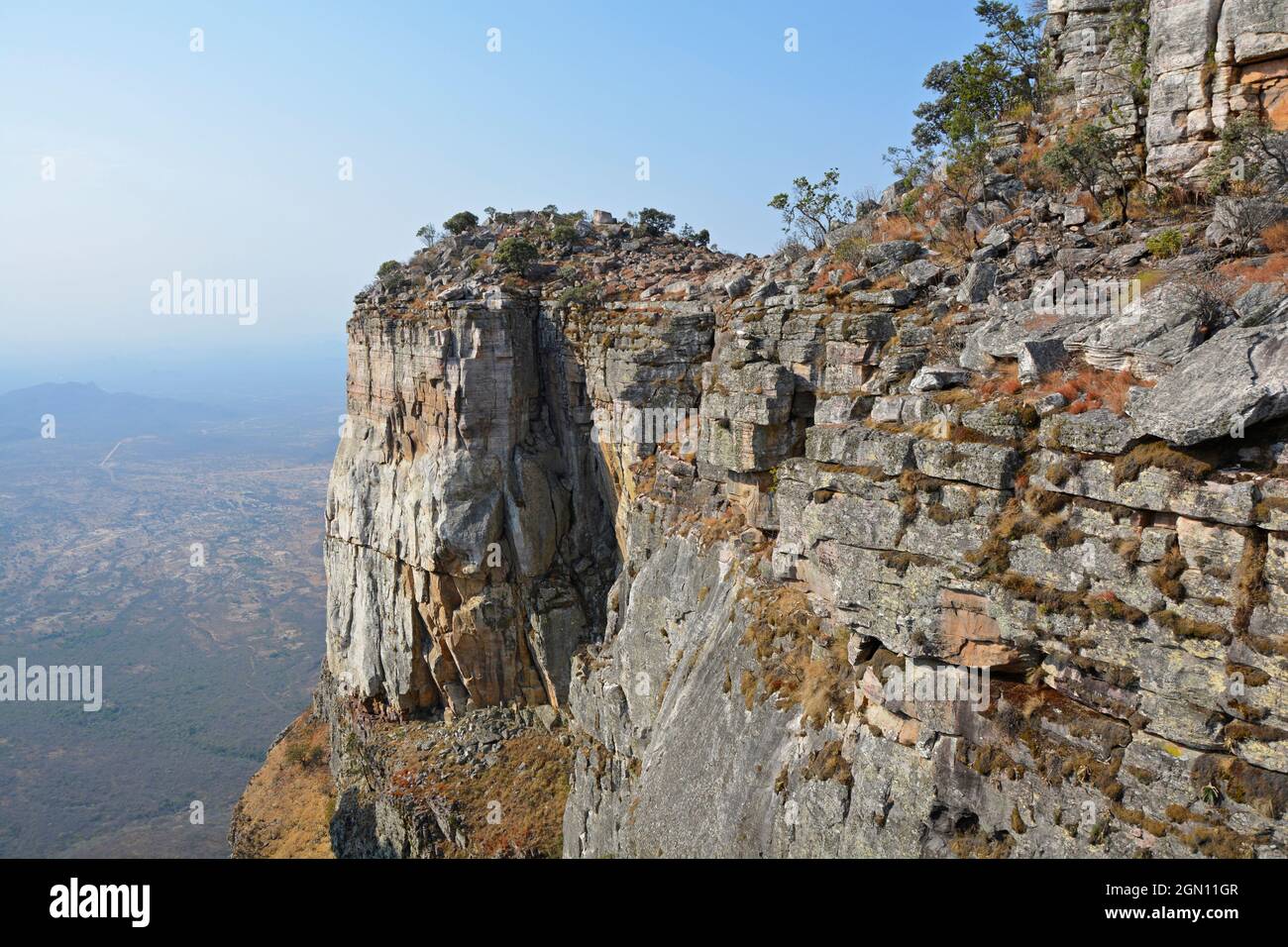 Angola; Provincia di Namibe; al confine con la Provincia di Huila; Serra da Leba; ripida parete rocciosa della Gola di Tundavala; Vista della pianura alle spalle Foto Stock
