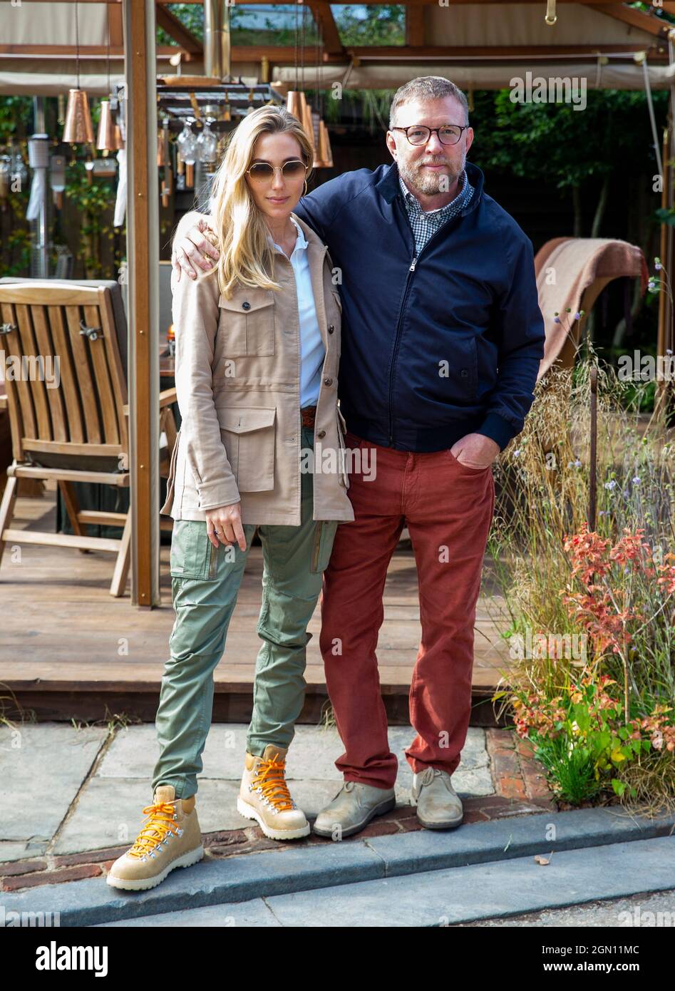 Guy Ritchie, produttore e regista cinematografico, con sua moglie, modello, Jacqui Ainsley al RHS Chelsea Flower Show. Foto Stock
