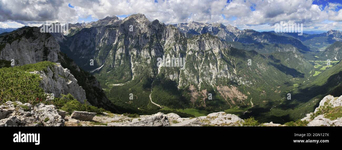 Vista panoramica sulle Alpi Giulie con il monte Triglav e la valle di Krma, Slovenia Foto Stock