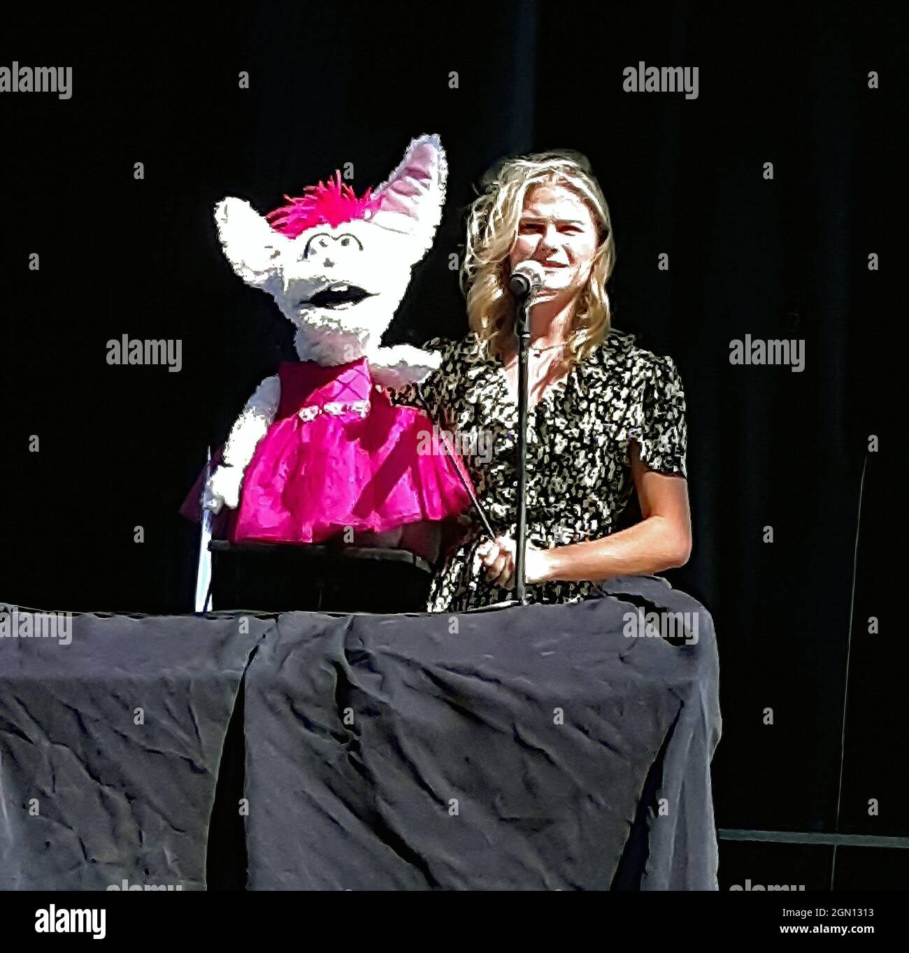 Il ventriloquista Darci Lynne Farmer, vincitore della stagione AGT 2017 di NBCÕs, si esibisce sul palco alla Kansas state Fair con il suo burattino Petunia. Foto Stock