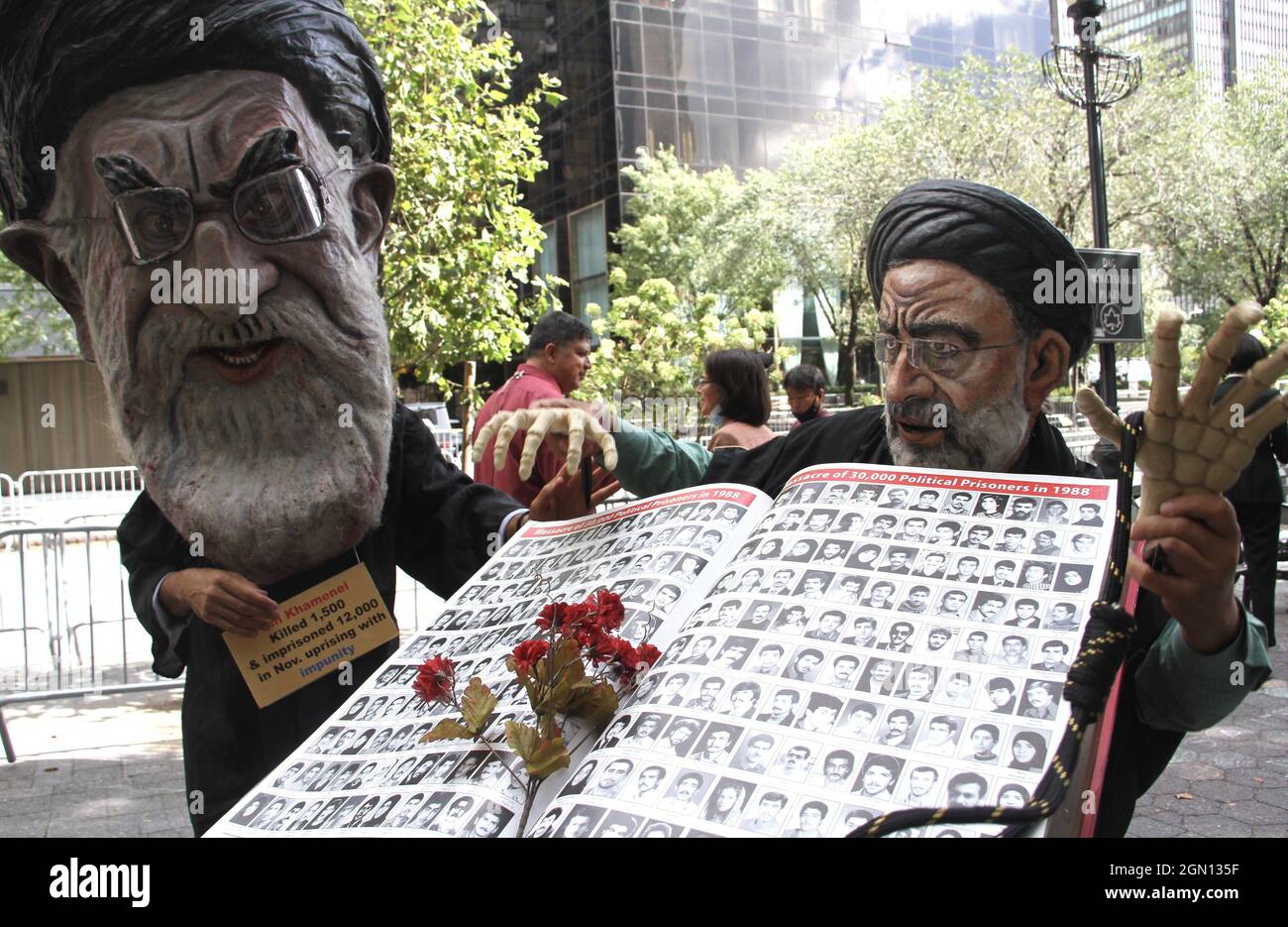New York, New York, Stati Uniti. 21 settembre 2021. Gli iraniani protestano in costume durante la 76a sessione dell'Assemblea Generale delle Nazioni Unite. I sostenitori dell'Organizzazione dei Mojahedin del popolo iraniano e i sostenitori di un'organizzazione democratica e laica, E la repubblica non nucleare Iran, ha rallyoutside le Nazioni Unite per denunciare il nuovo presidente del regime iraniano Raisi e chiedere al Consiglio di sicurezza delle Nazioni Unite e degli Stati Uniti di tenerlo responsabile per il massacro del 1988 di oltre 30,000 prigionieri politici. (Credit Image: © Niyi Fote/TheNEWS2 via ZUMA Press Wire) Foto Stock