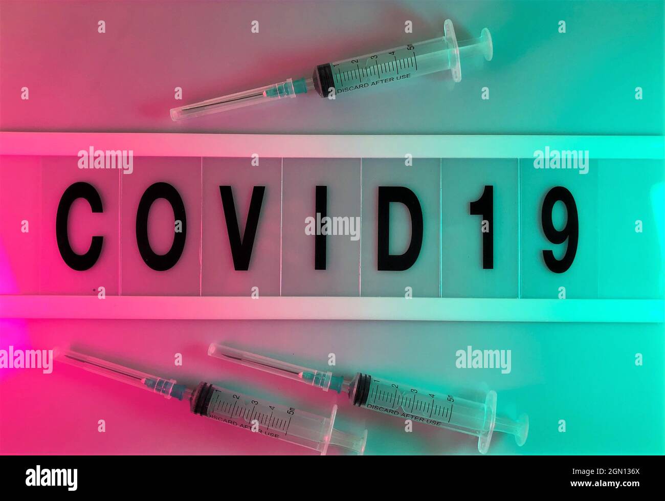 COVID-19 colpisce persone diverse in modi diversi. La maggior parte delle persone infette svilupperà una malattia da lieve a moderata e si riprenderà senza ospedalizzazione Foto Stock