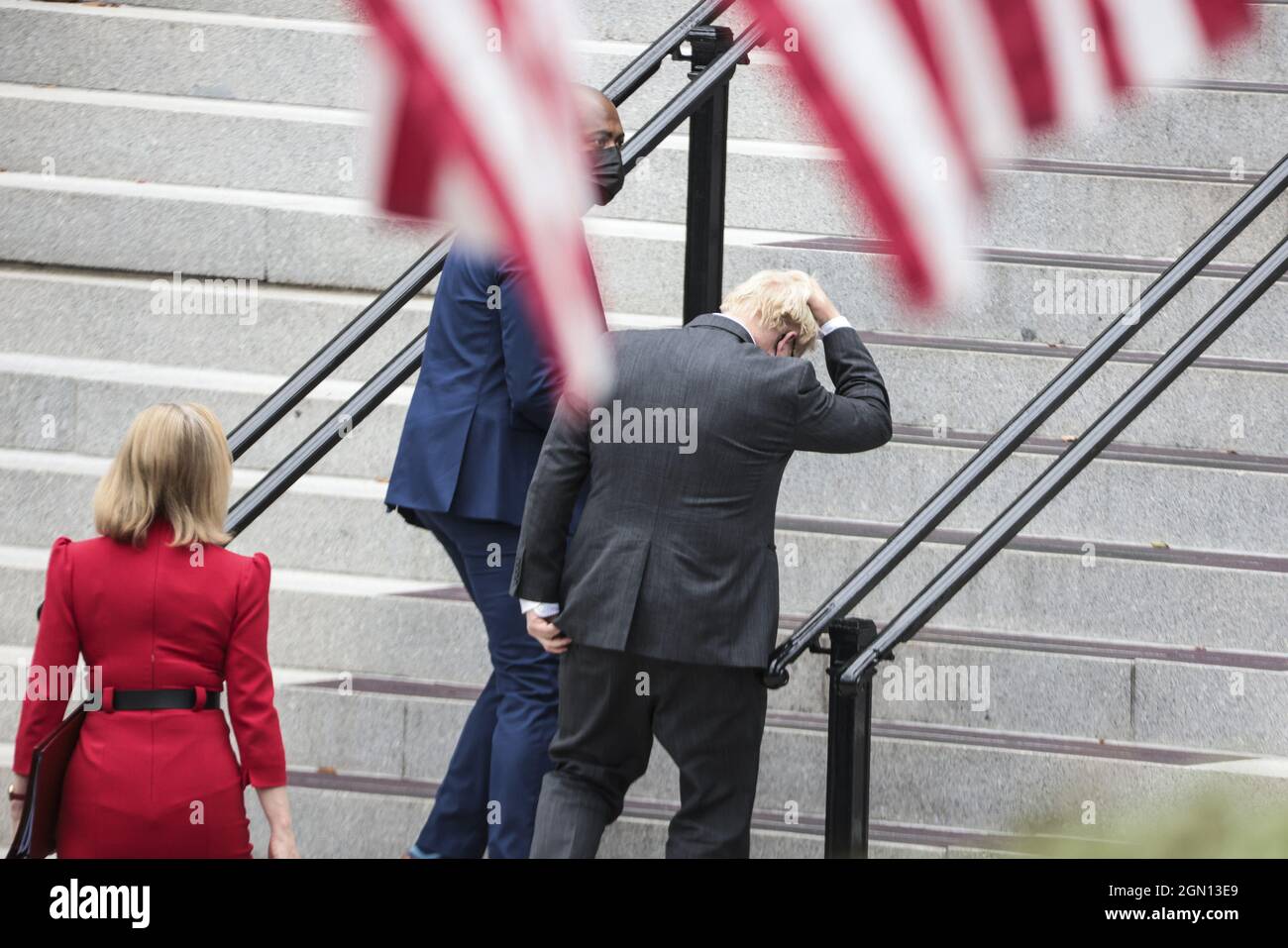 Chevy Chase, Stati Uniti. 21 settembre 2021. Il primo Ministro Boris Johnson (C) arriva presso l'Eisenhower Executive Office Building con il Segretario degli Esteri Liz Truss per incontrare il Vice Presidente Kamala Harris martedì 21 settembre 2021 a Chevy Chase, DC. Pool Photo by Oliver Contreras/UPI Credit: UPI/Alamy Live News Foto Stock