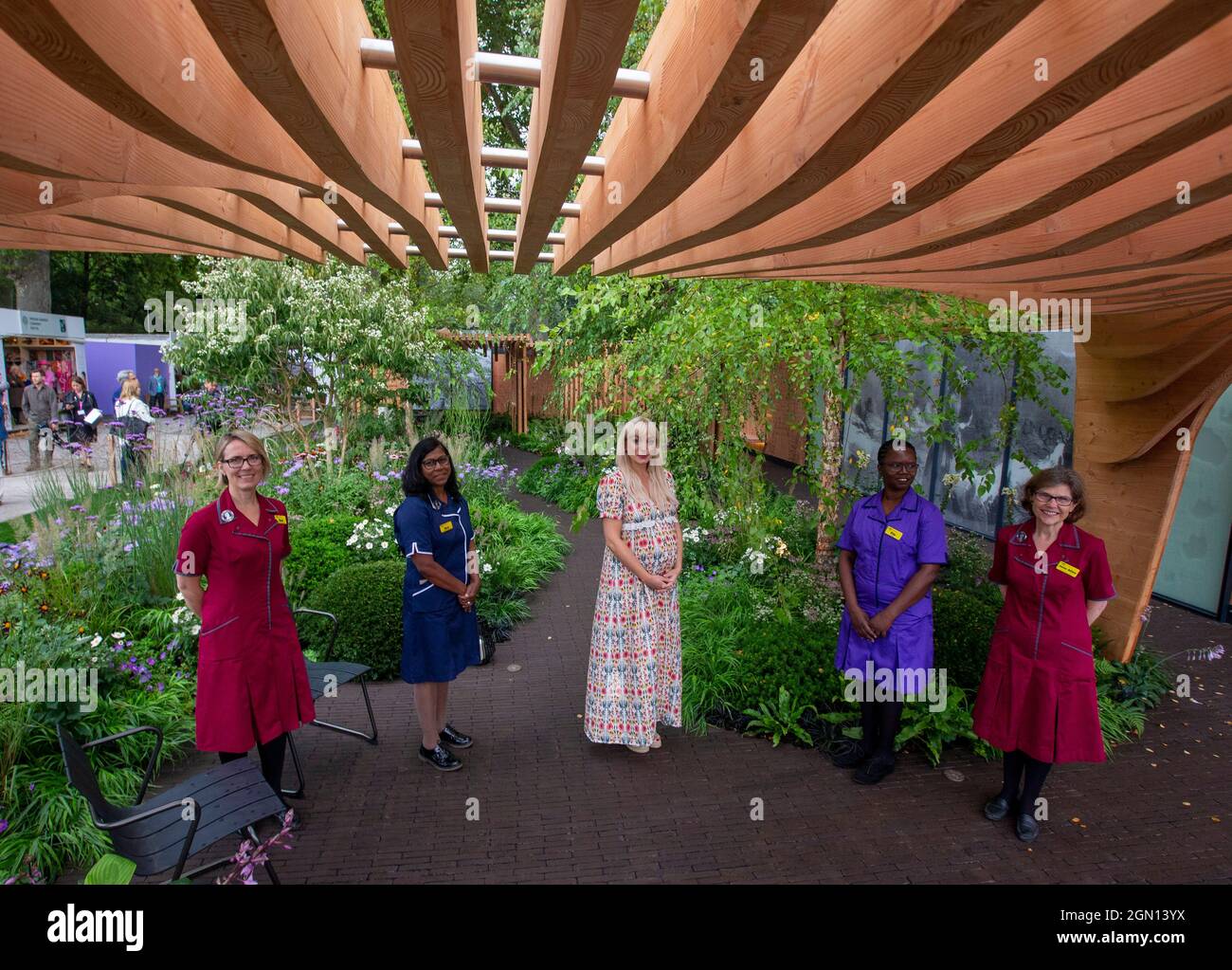 Helen George, star di "Call the midwife" al RHS Chelsea Flower Show con personale infermieristico per aprire il Giardino Nightingale di Firenze. Foto Stock