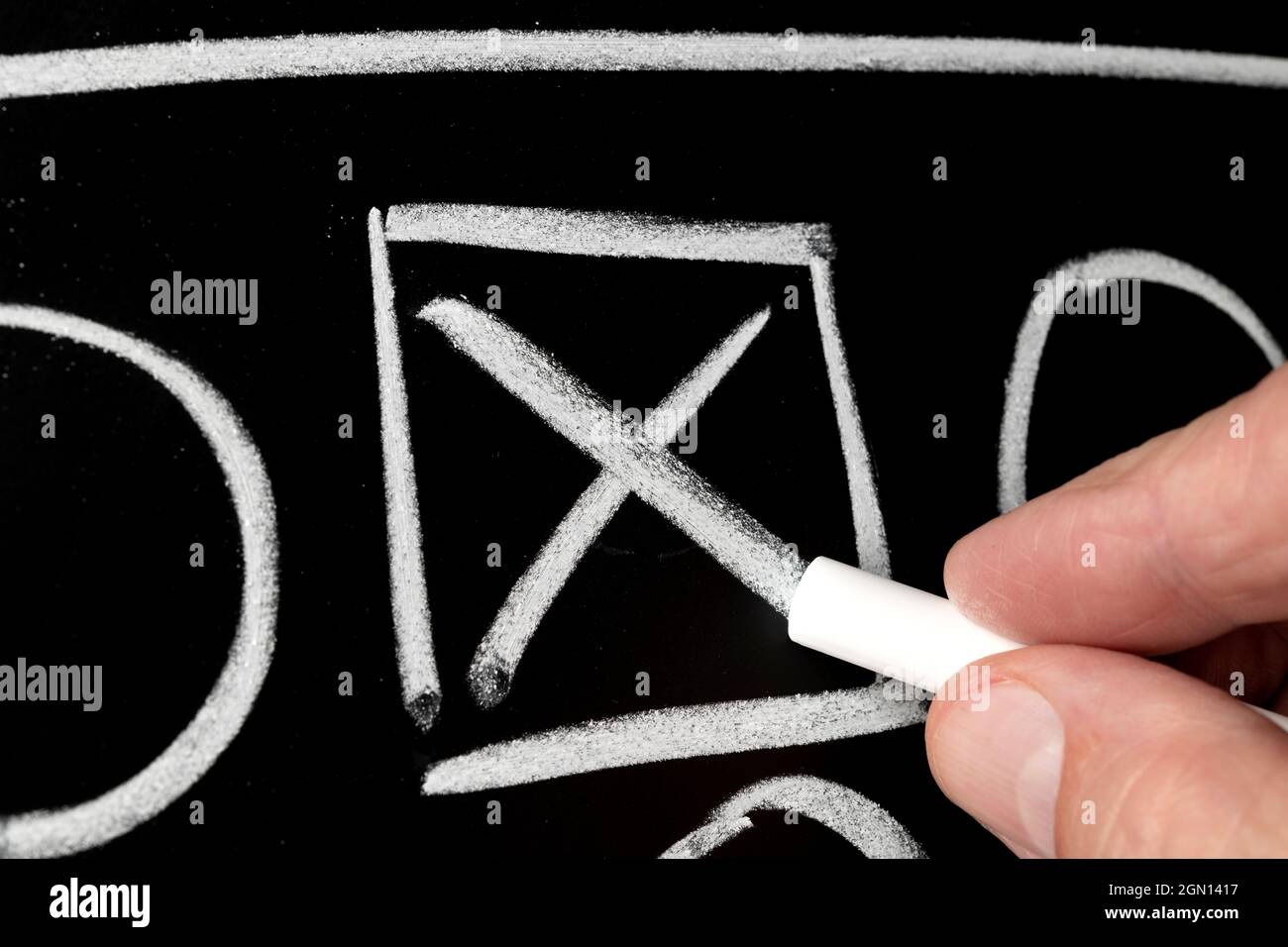 Un insegnante compila una casella di controllo all'interno di una serie di simboli mentre insegna un'equazione matematica a un gruppo di studenti. Foto Stock