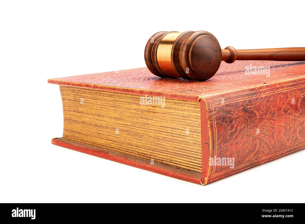 Il gavel di un giudice e le manette poggiano in cima a un vecchio libro di legge incorniciato su uno sfondo bianco per rendere facile il posizionamento della copia. Foto Stock