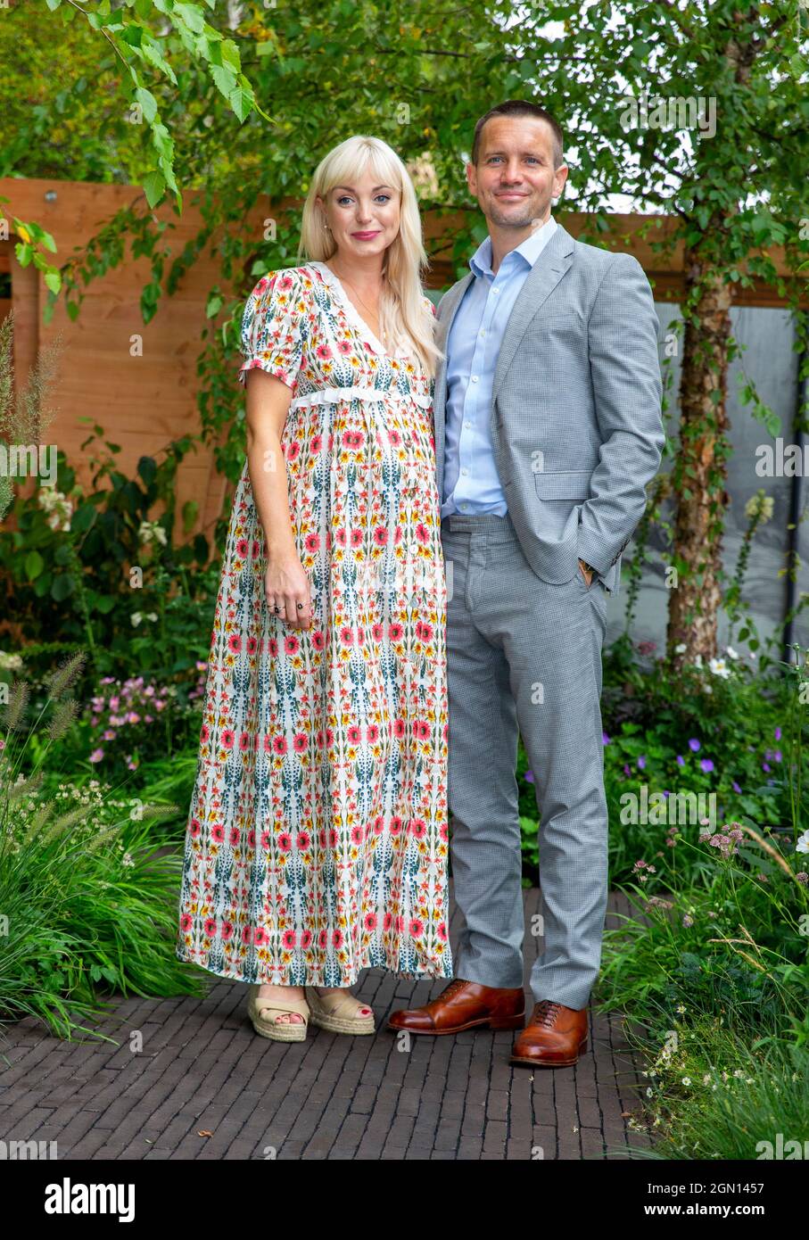 Helen George, star di "Call the midwife" con il partner Jack Ashton al RHS Chelsea Flower Show Foto Stock