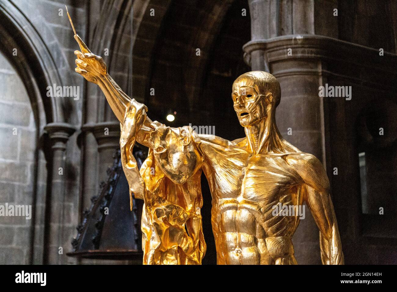 Scultura d'oro "squisito dolore" di Damien Hirst raffigurante San Bartolomeo a St Bartolomeo la Grande chiesa di Farringdon, Londra, Regno Unito Foto Stock