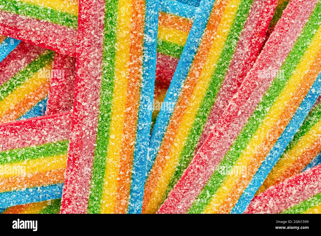 Caramelle colorate in gelatina con spolverini di zucchero. Sfondo di caramelle  arcobaleno dal sapore acre. Vista dall'alto Foto stock - Alamy