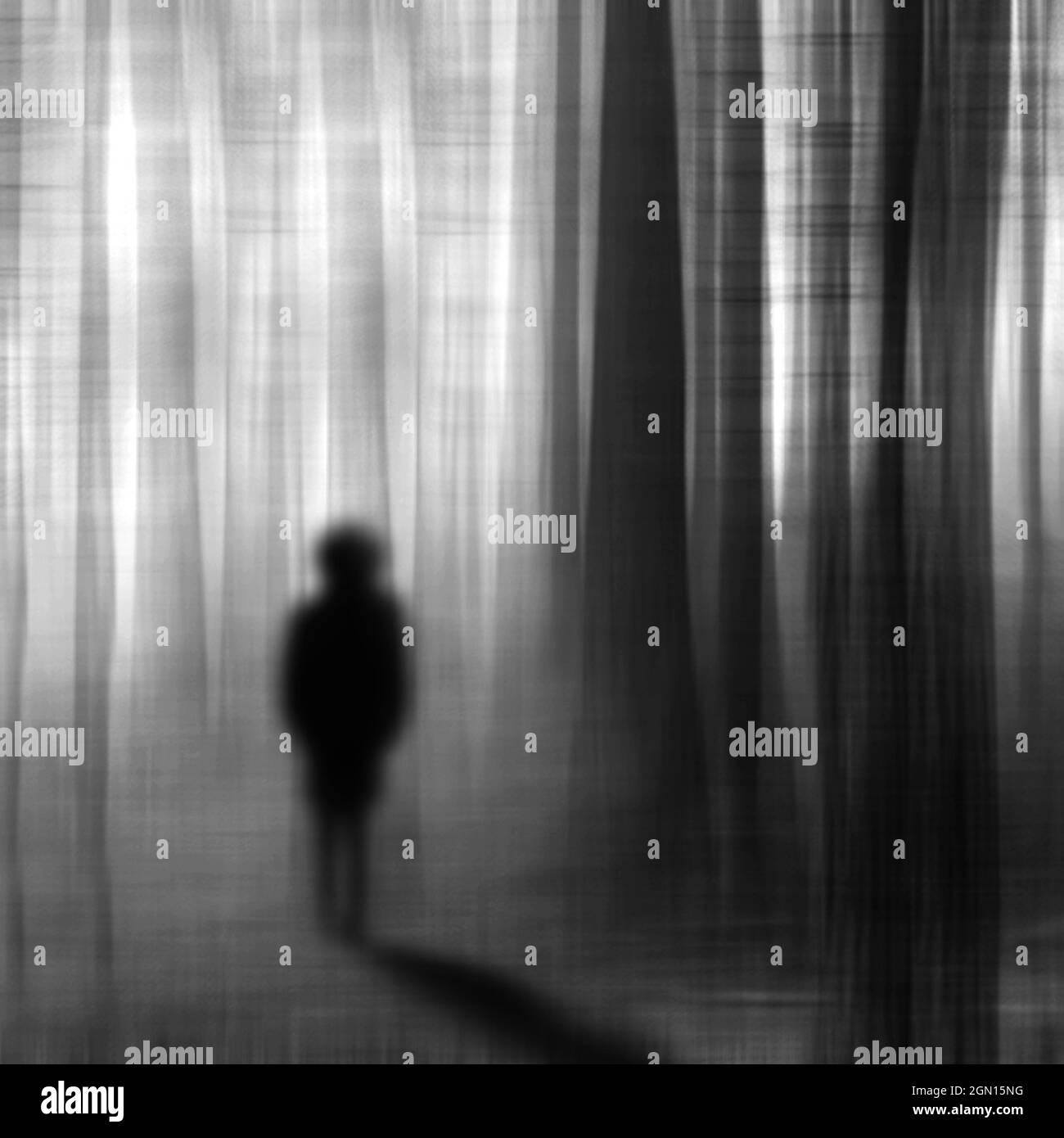 Uomo surreale che cammina nella foresta di notte. Foto Stock