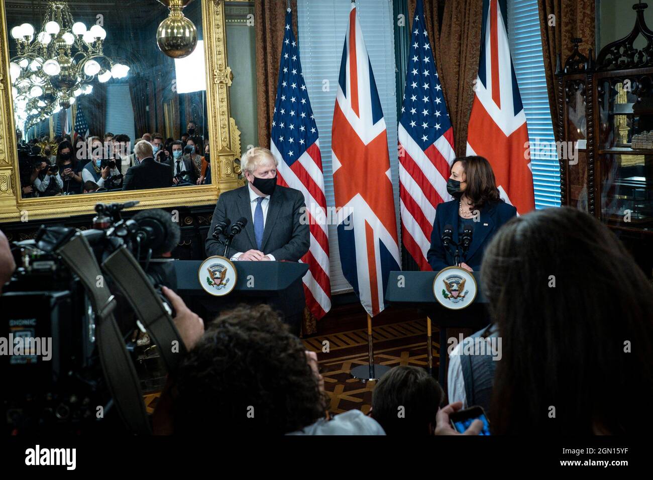 Washington, D.C. US, 21/09/2021, il Vice Presidente Kamala Harris e l’onorevole Boris Johnson, M.P., primo Ministro del Regno Unito di Gran Bretagna e Irlanda del Nord, presentano osservazioni prima di un incontro con il 21 settembre 2021, presso l’Ufficio Cerimoniale del Vice Presidente a Washington, D.C. Foto Stock