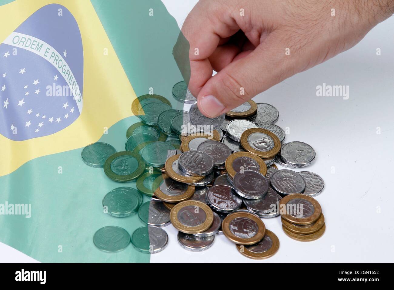 gestione del gruppo di monete in denaro reale del brasile - economia e finanza - bandiera del brasile Foto Stock