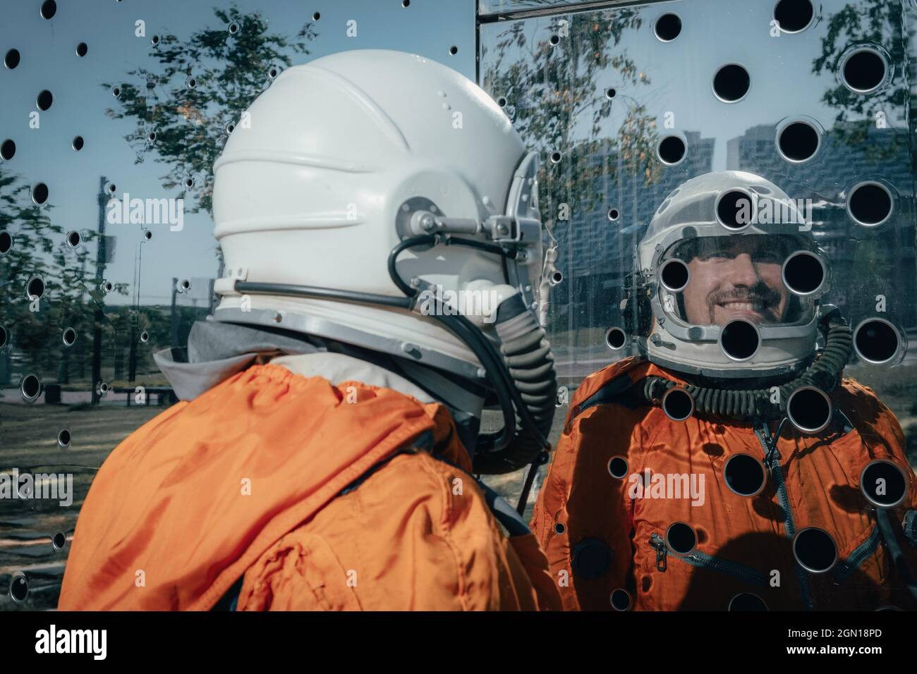 Donna in costume astronauta con casco spaziale Foto stock - Alamy