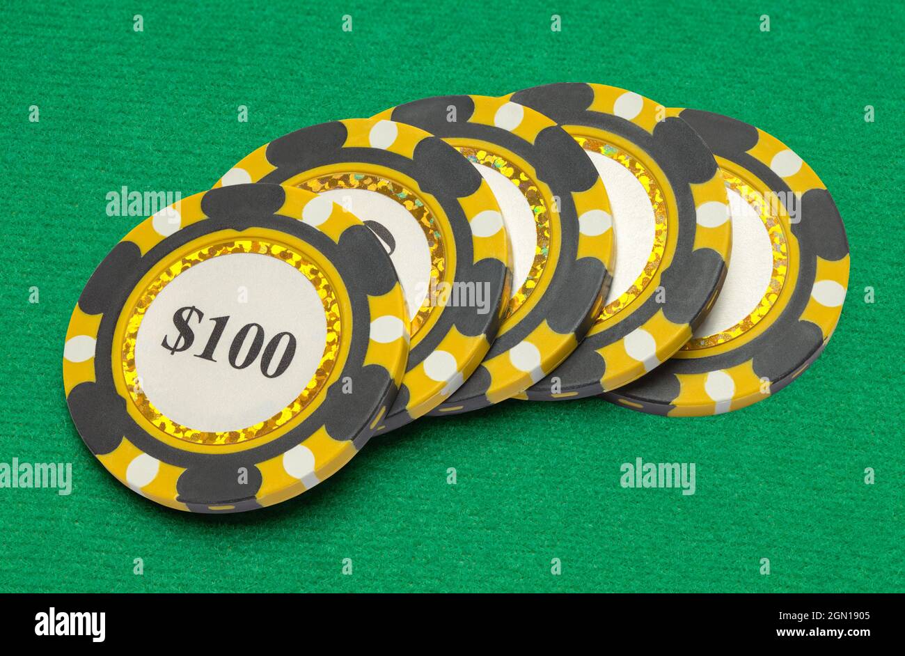 Cinque chip di poker sul tavolo del casinò verde. Foto Stock