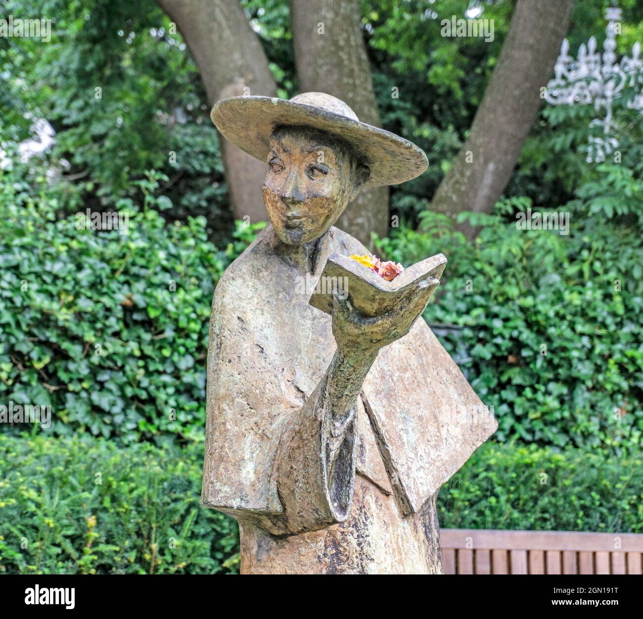 Una statua del Cardinale John Henry Newman nei giardini del Museo della Letteratura di Dublino, Irlanda. Il museo si trova negli edifici ex di un Foto Stock