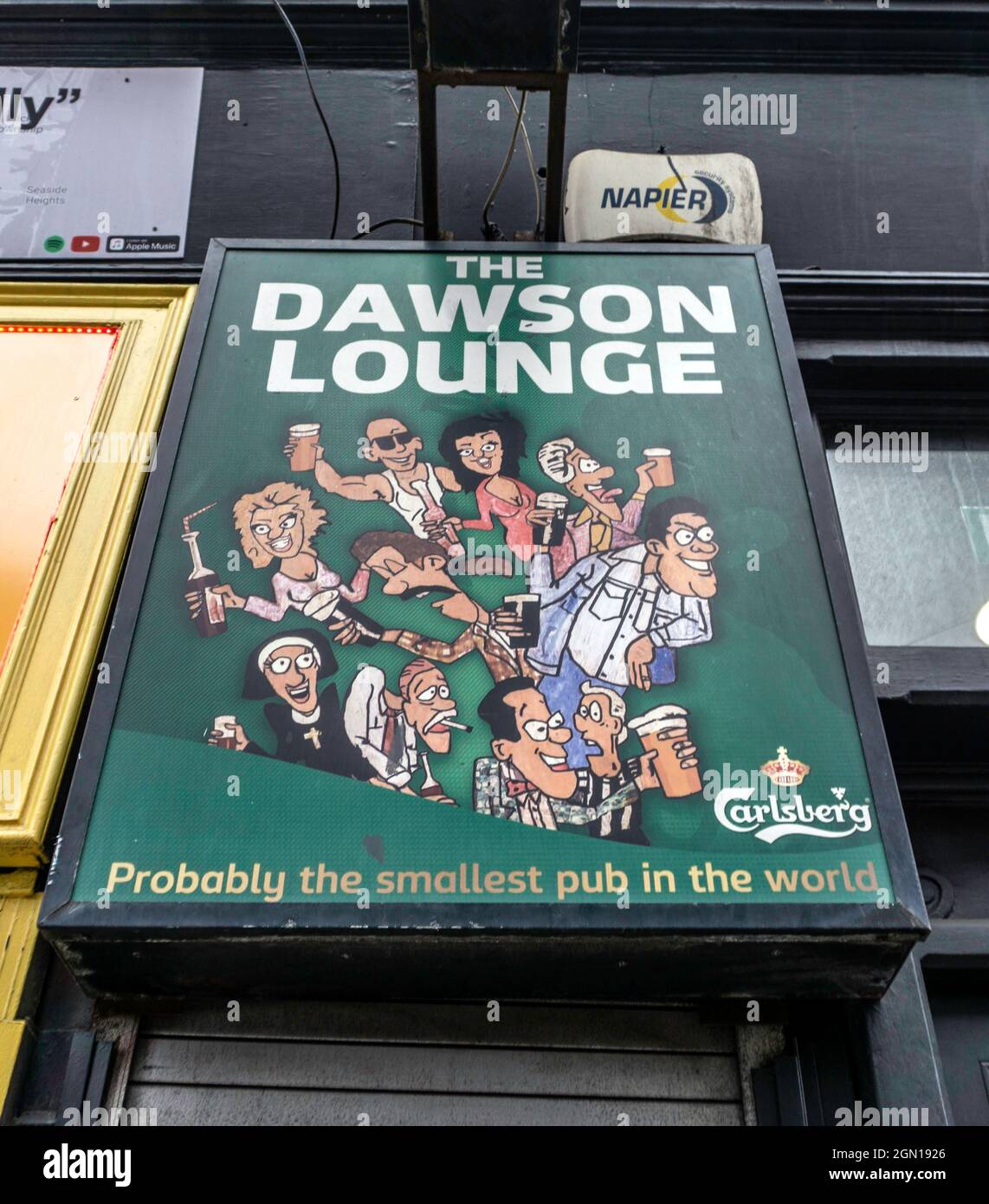 L'insegna per il Dawson Lounge in Dawson Street, Dublino, Irlanda. Che dichiara di essere il pub più piccolo del mondo, può ospitare 26 persone. Foto Stock